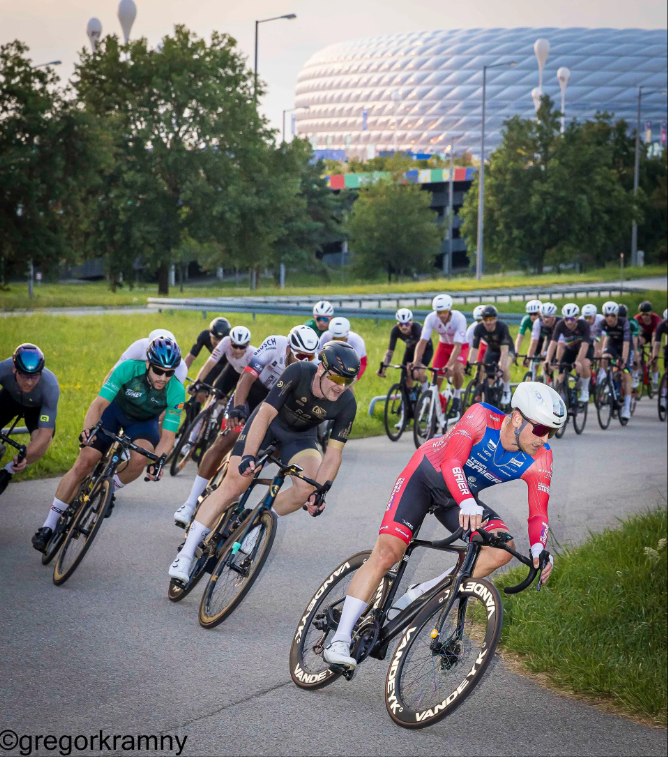 Radrennfahrer beim 3. Donnerstagsrennen 2025, Bild Gregor Kramny